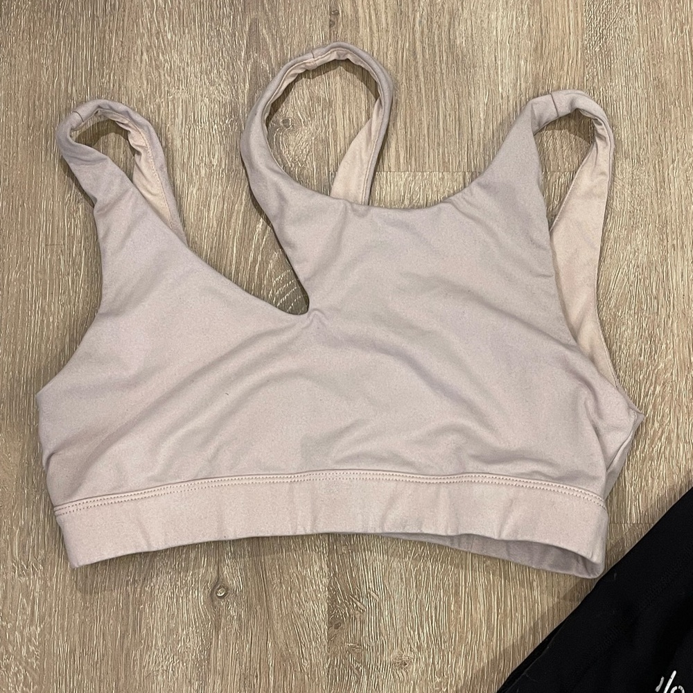 Alo 7/8 High Waist Moto Leggings & Peak Sports Bra Set - Picture 8 of 11
